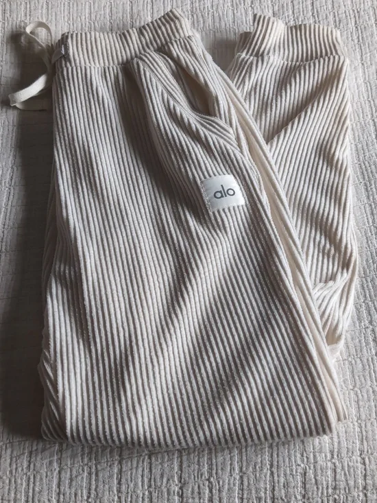 Alo Muse Ribbed Lounge Set Cream - Picture 7 of 9